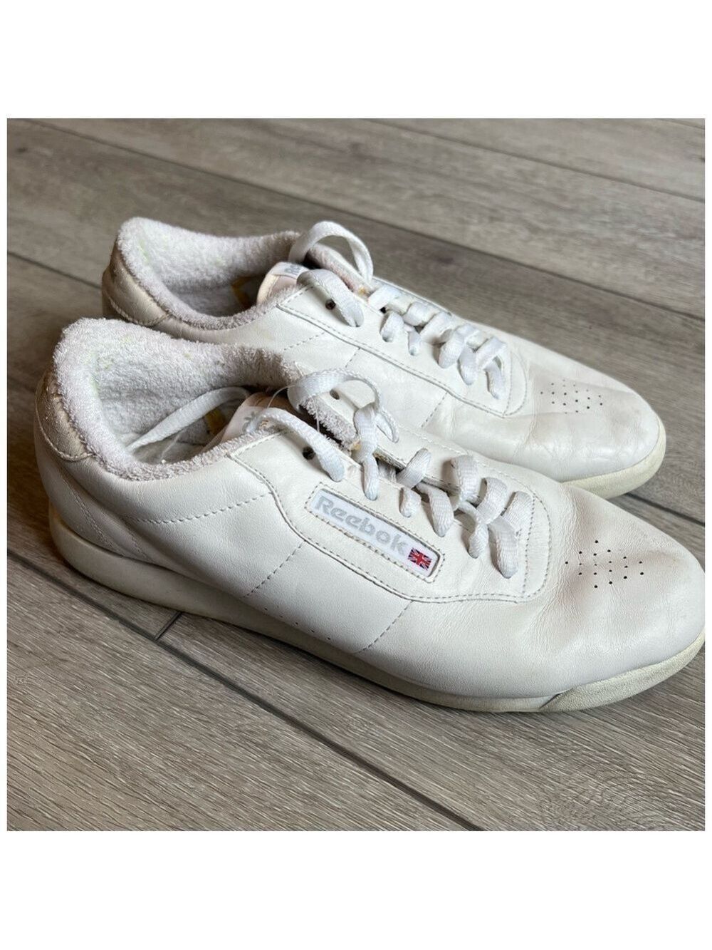 Reebok vintage low top white Y2K leather classic sneakers size 8.5